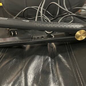 HSI professional 140f 450f Black Hair Flat Iron Straightener with Gold Accents